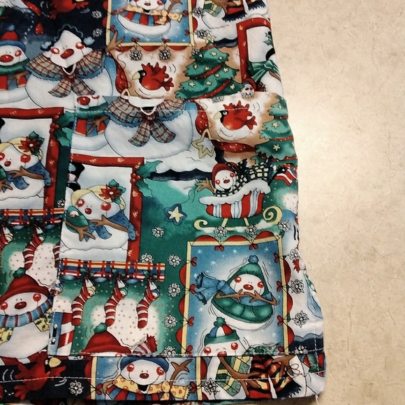 Barco Uniforms Scrubs Top Sz Medium Snowman Theme - Picture 6 of 6